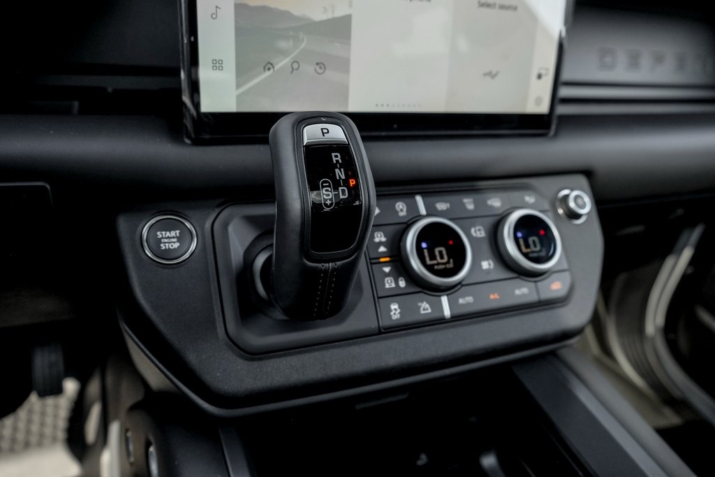 2025 Land Rover Defender 110 X-Dynamic SE photo 15