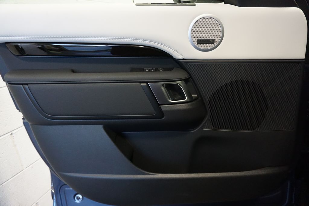 2025 Land Rover Discovery S photo 17