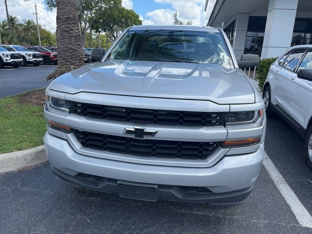 2017 Chevrolet Silverado 1500 Custom photo 2