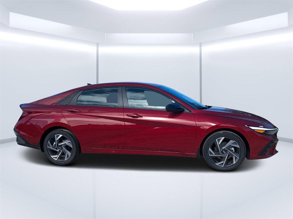 2025 Hyundai Elantra SEL Sport photo 2