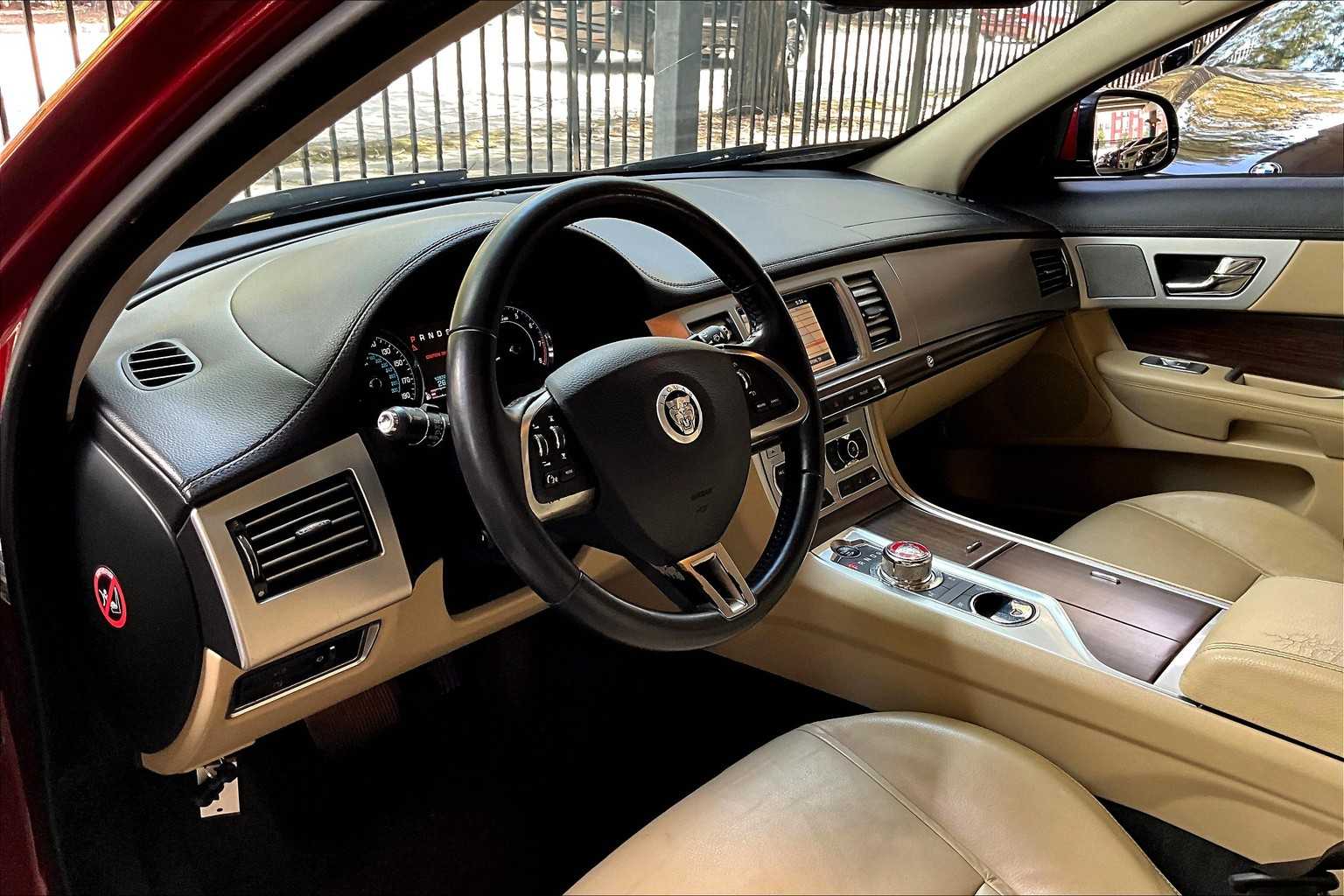 2012 Jaguar XF photo 17
