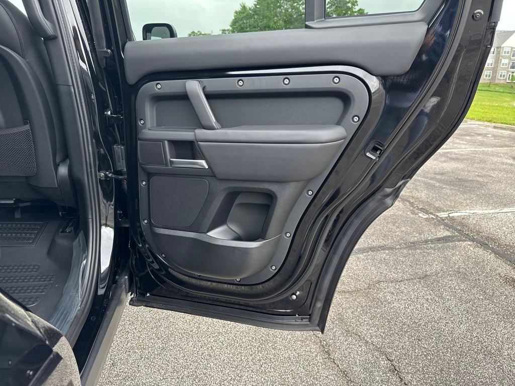 2025 Land Rover Defender 130 X-Dynamic SE photo 16