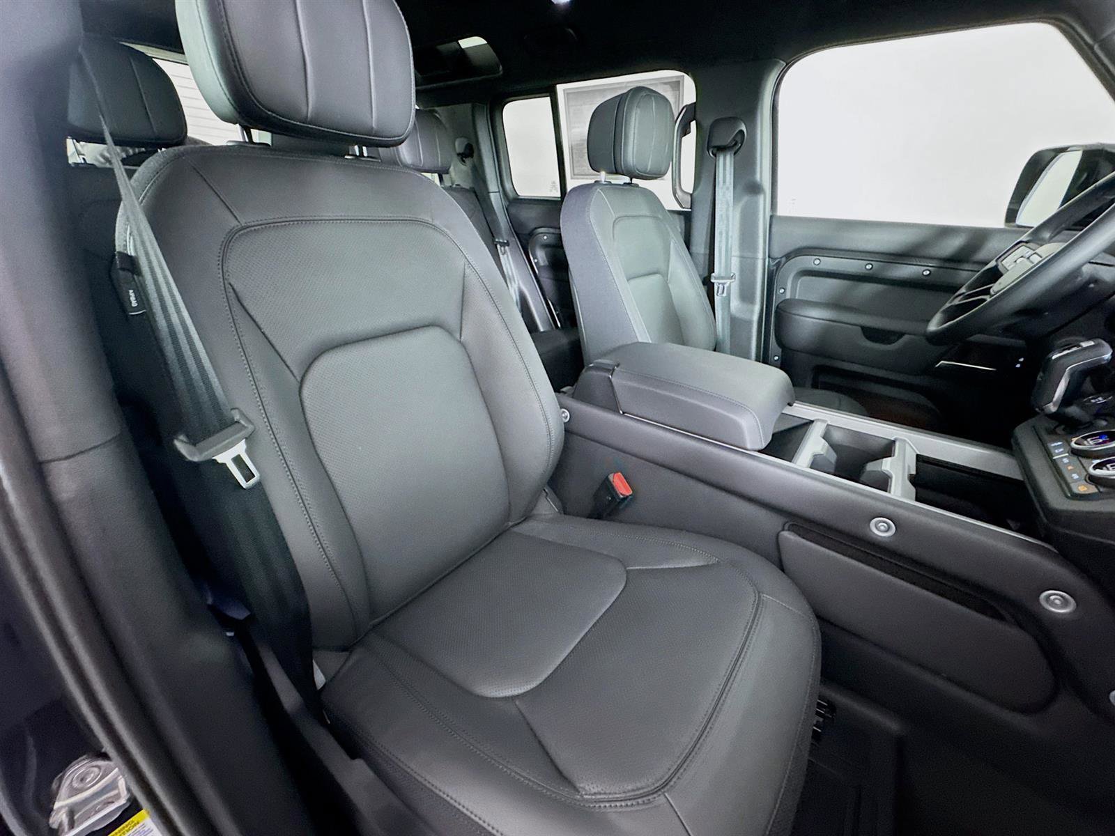 2025 Land Rover Defender 110 photo 28