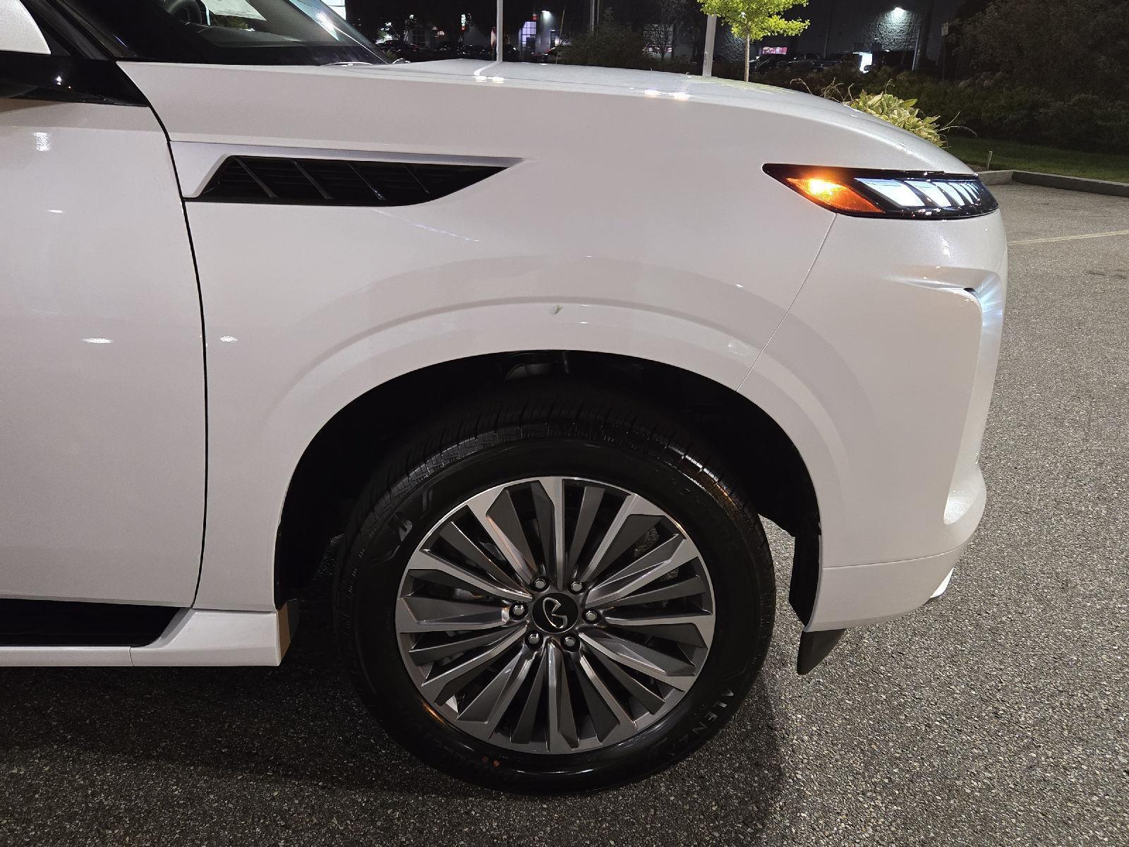 2026 Infiniti QX80 Luxe photo 14