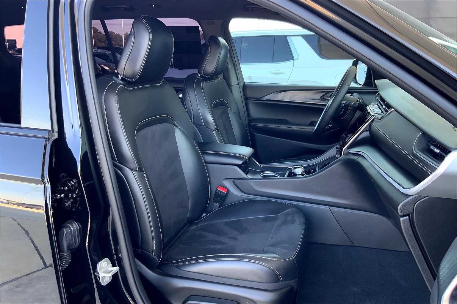 2024 Jeep Grand Cherokee Altitude photo 7