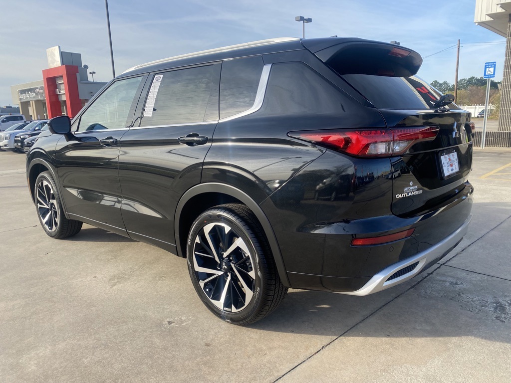 2024 Mitsubishi Outlander SEL photo 3