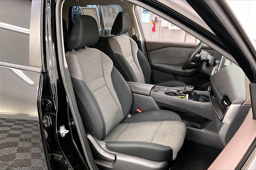 2022 Nissan Rogue SV photo 6