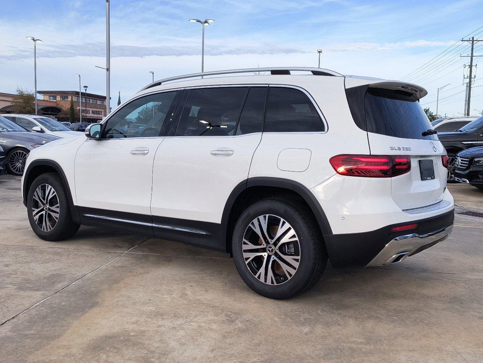 2025 Mercedes Benz GLB 250 photo 3