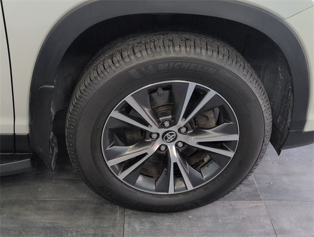 2019 Toyota Highlander LE Plus photo 16