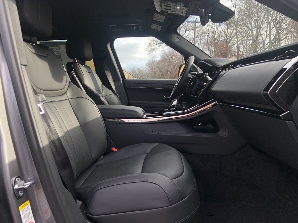 2025 Land Rover Range Rover Sport SE photo 13