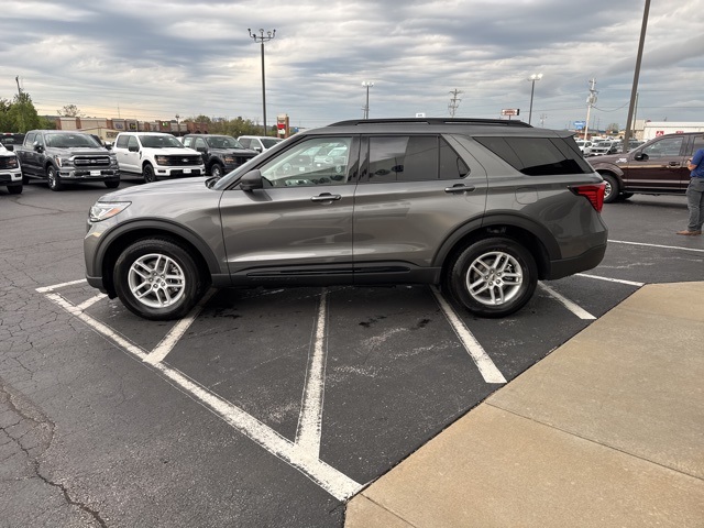 2026 Ford Explorer photo 2