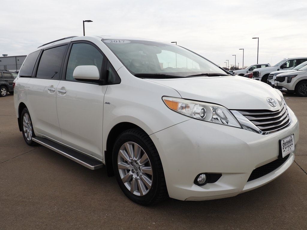 2017 Toyota Sienna XLE Premium photo 3