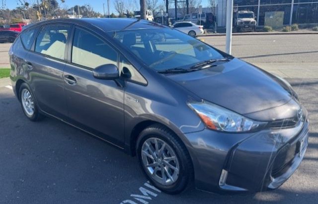 2015 Toyota Prius v Three's photo