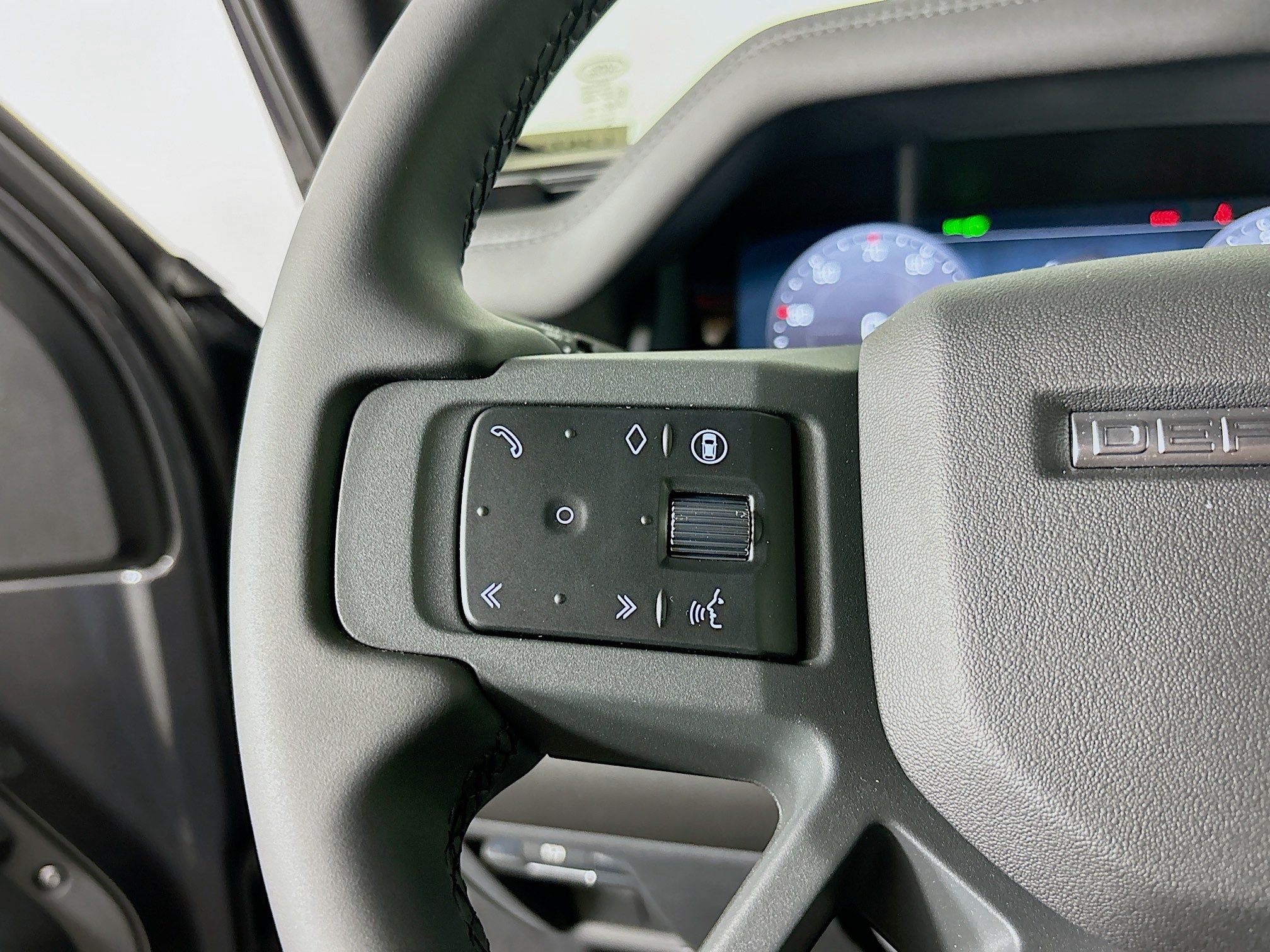 2025 Land Rover Defender 110 S photo 6