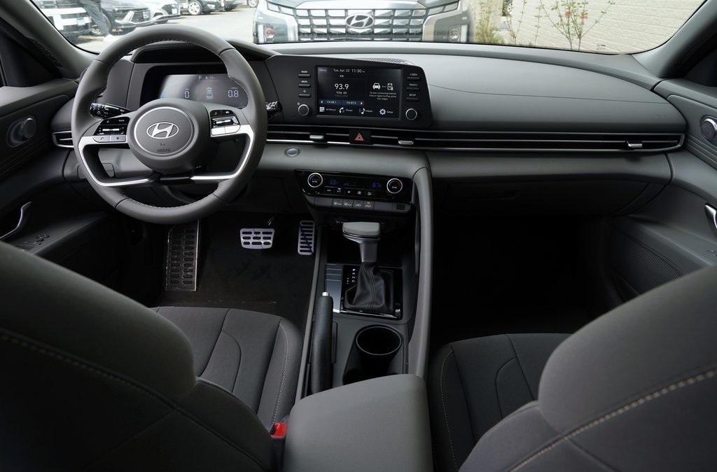 2025 Hyundai Elantra SEL Sport photo 7