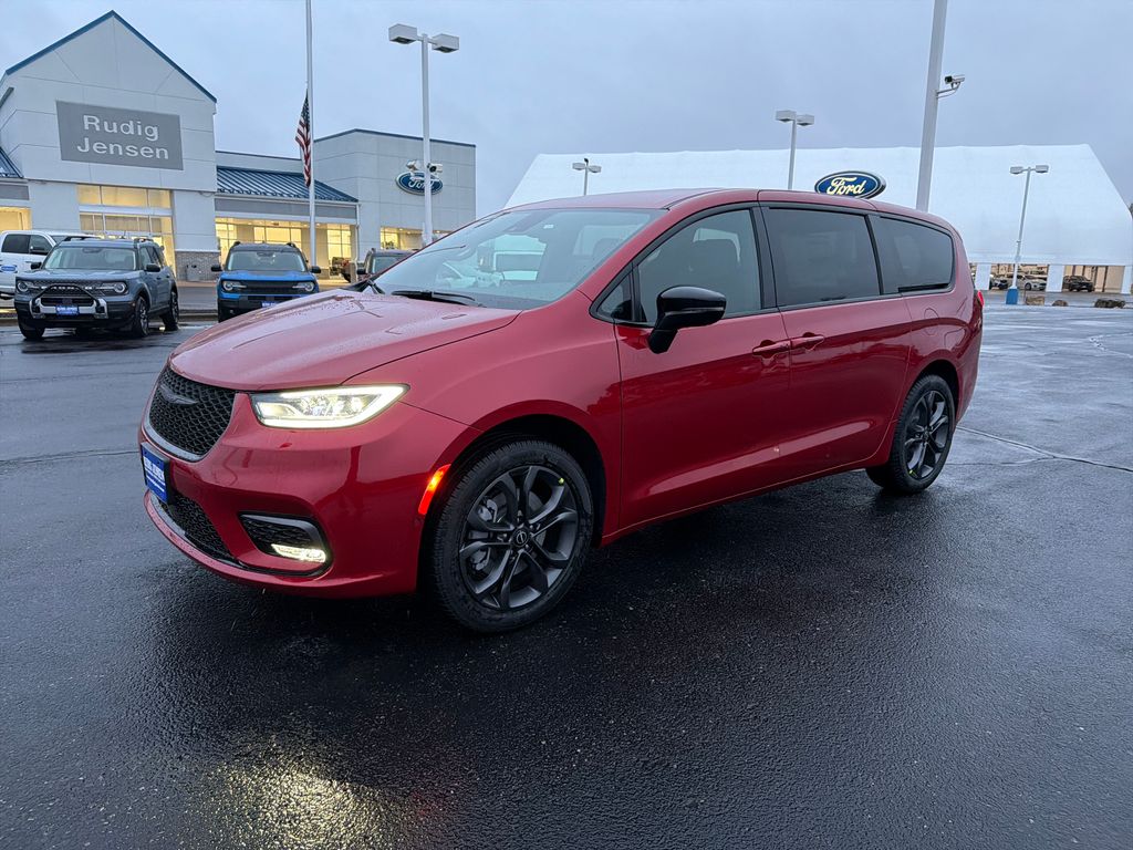 2026 Chrysler Pacifica Select's photo