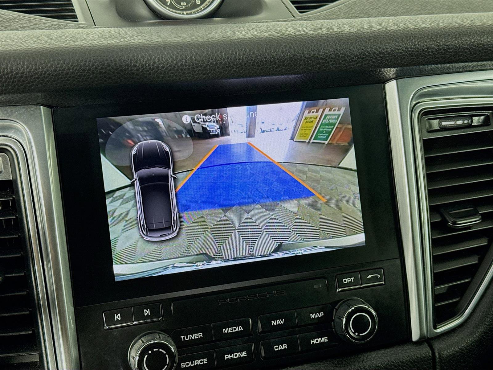 2018 Porsche Macan Base photo 17