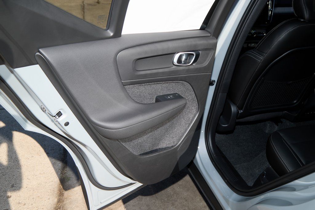 2026 VOLVO XC40 - Image 17