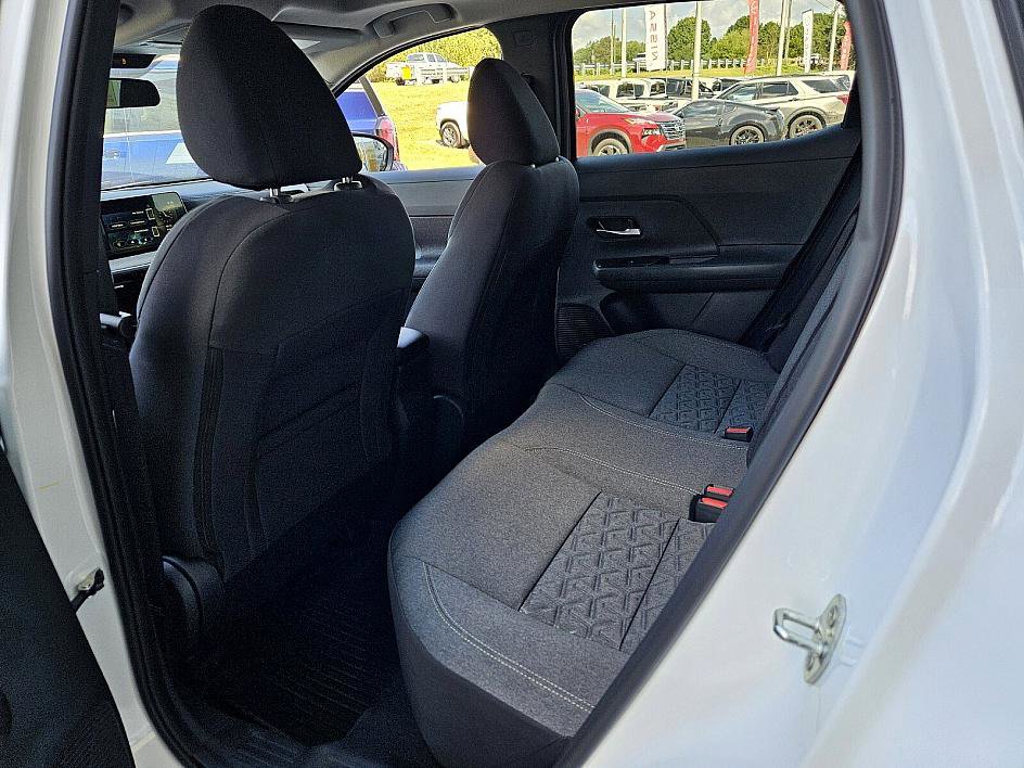 2025 Nissan Kicks SV photo 8