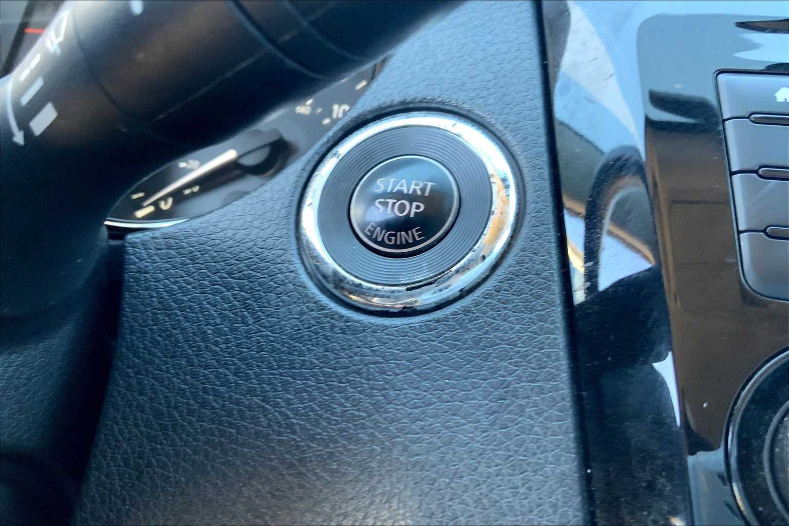 2020 Nissan Rogue SV photo 33
