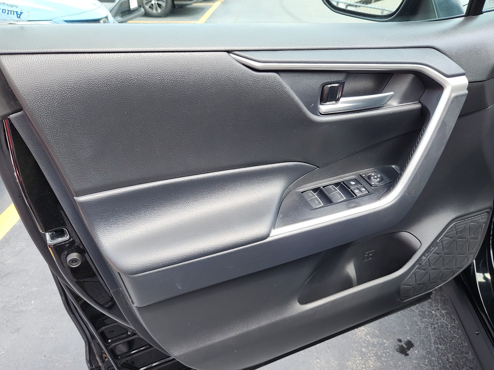 2025 Toyota RAV4 XLE photo 10