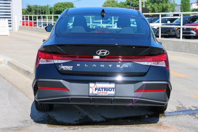 New 2025 Black Hyundai SEL Sport image 4