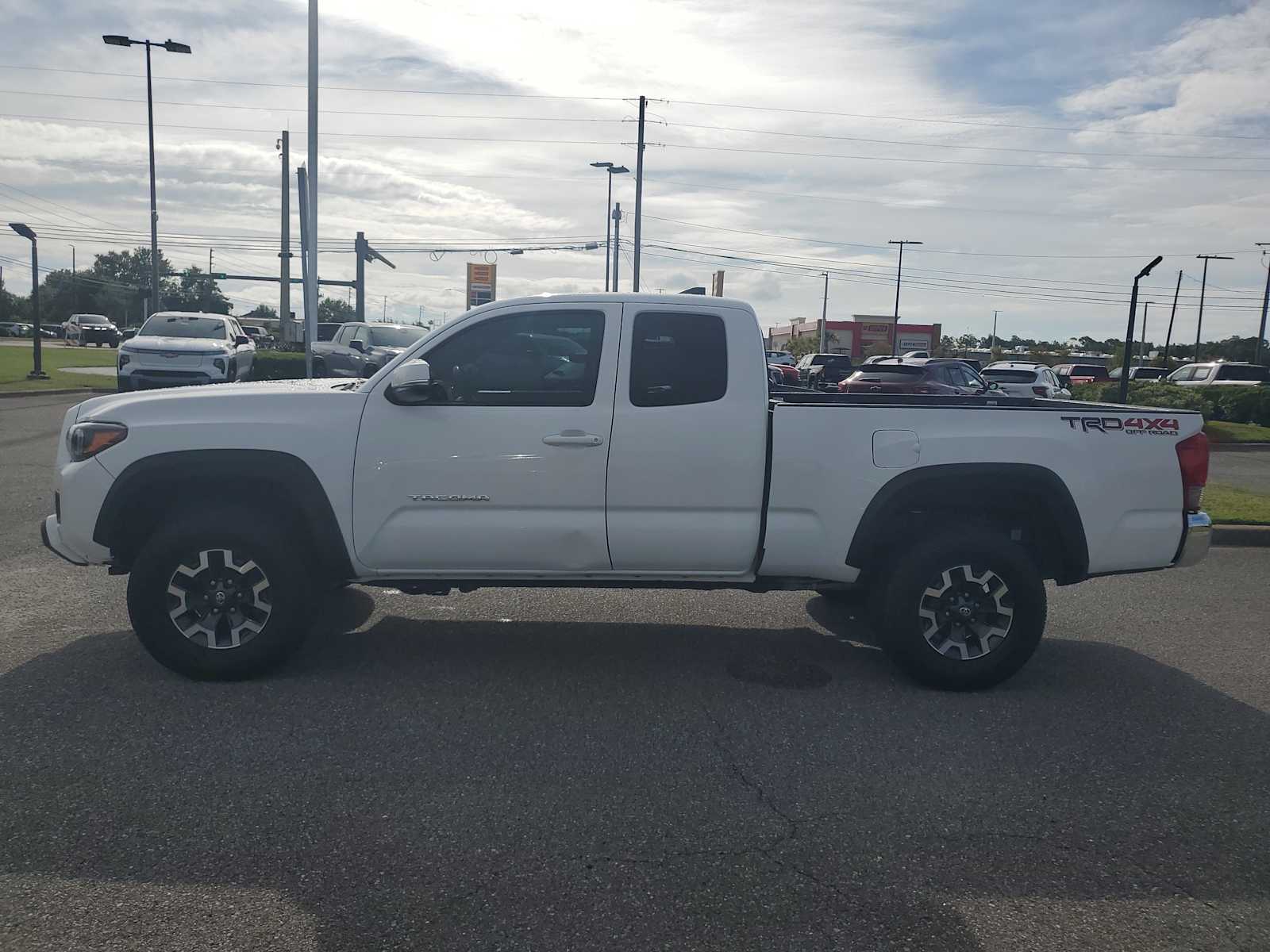2017 Toyota Tacoma SR5 photo 2
