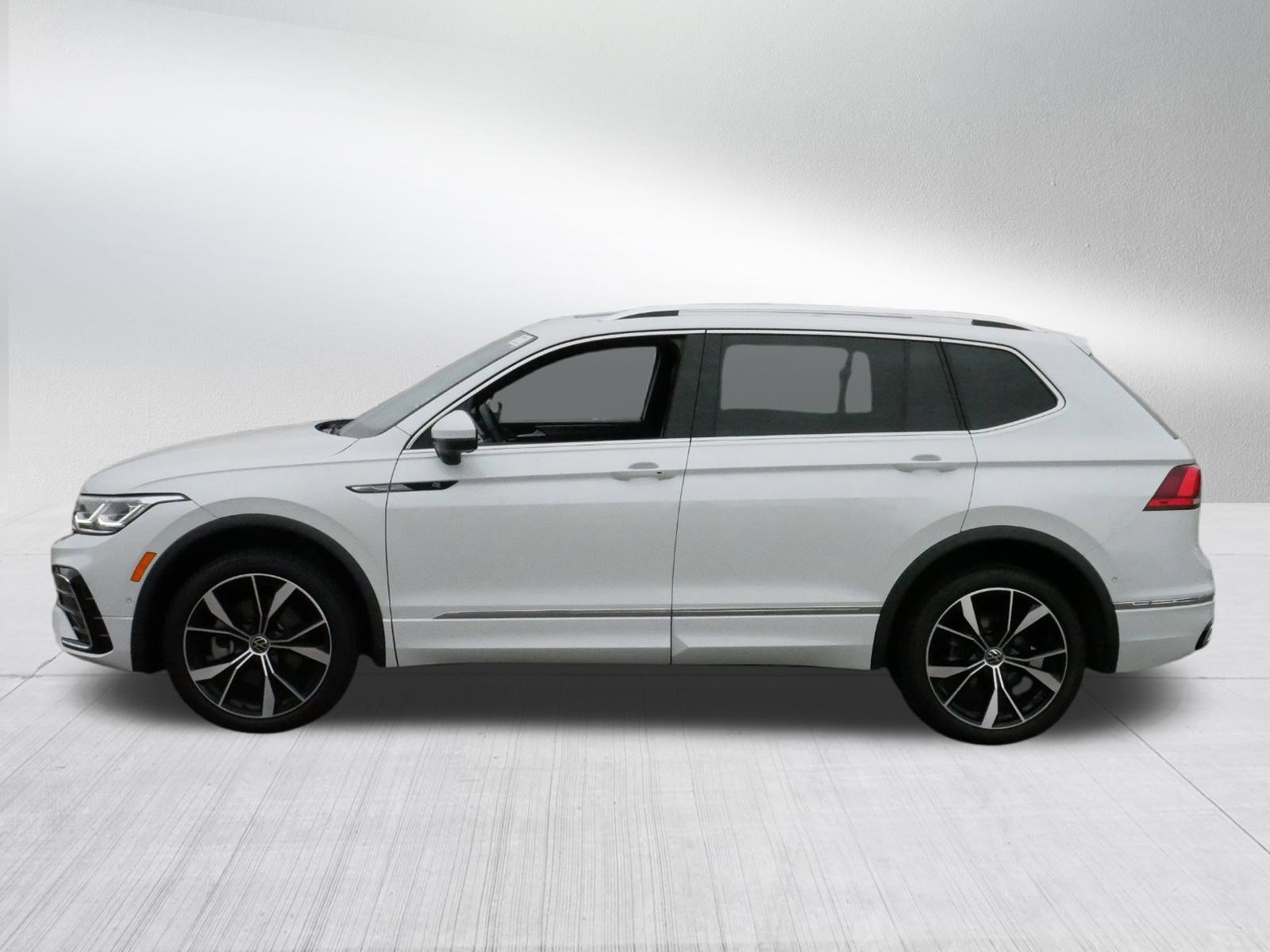 2023 Volkswagen Tiguan SEL R-Line Black photo 4