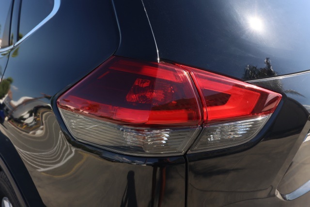 2018 Nissan Rogue SV photo 5