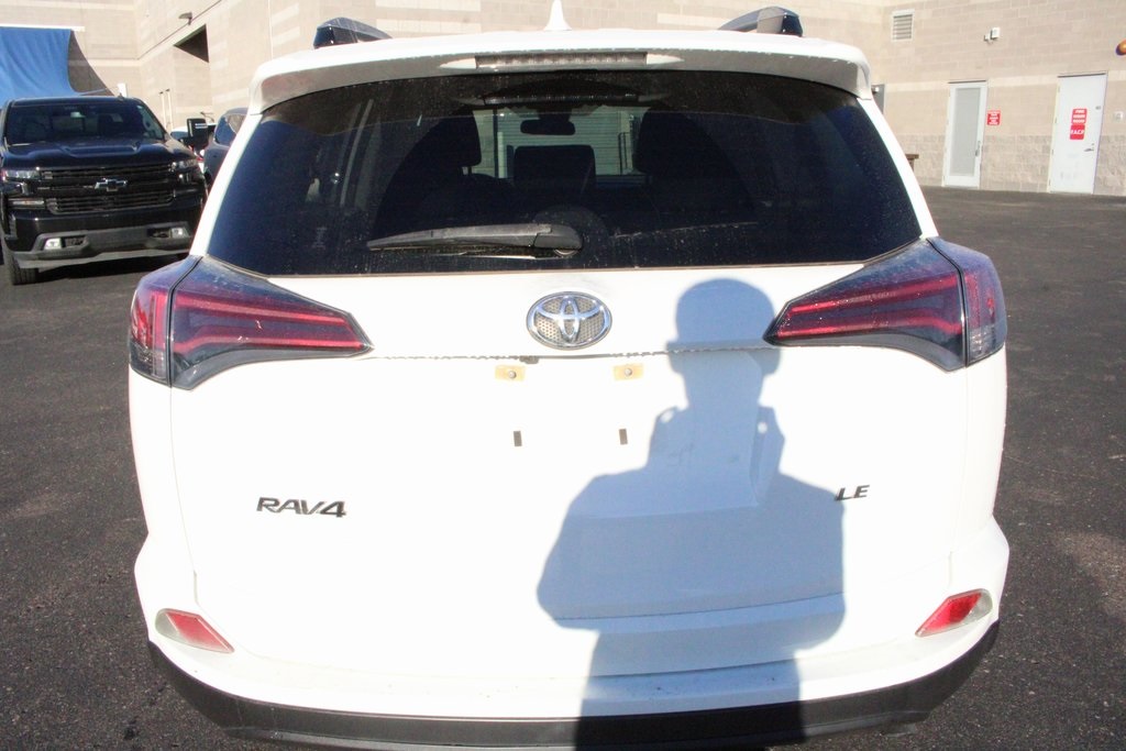 2017 Toyota RAV4 LE photo 3