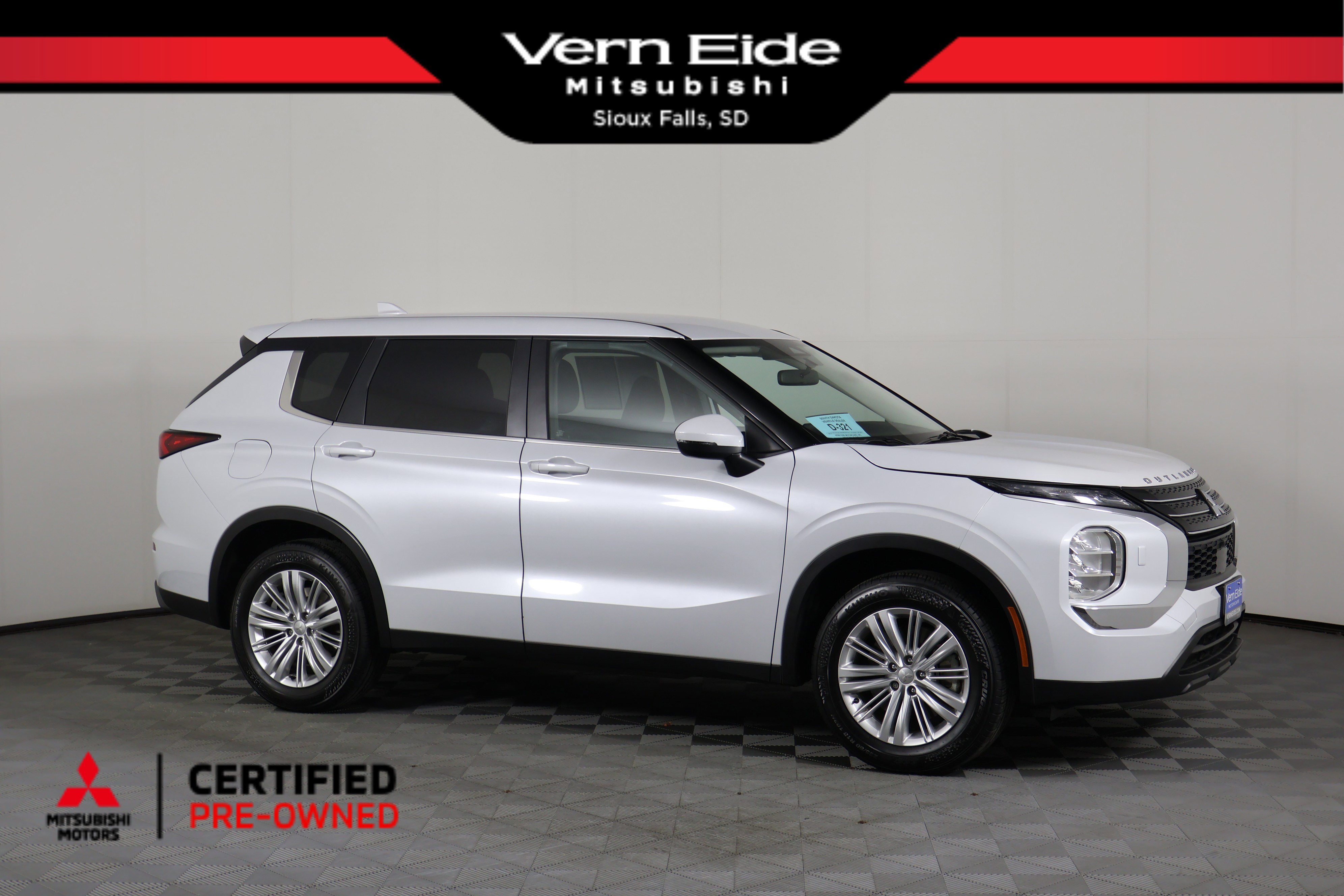 2024 Mitsubishi Outlander ES's photo