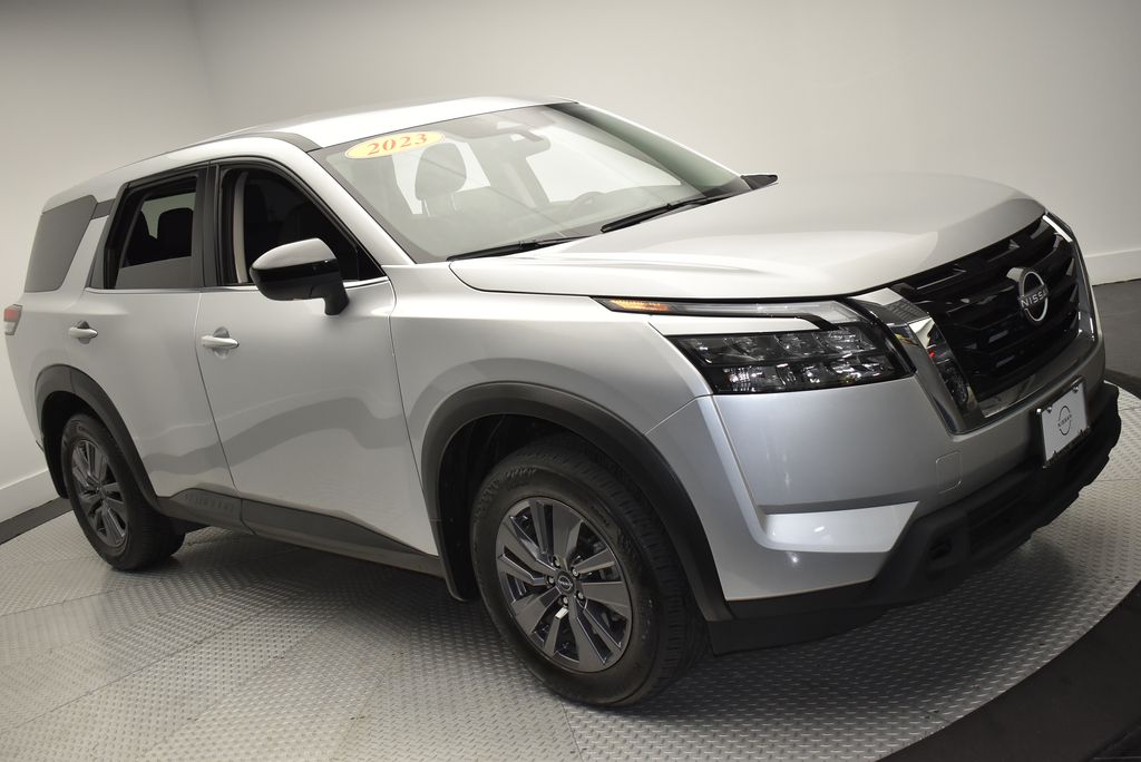 2023 Nissan Pathfinder S photo 3