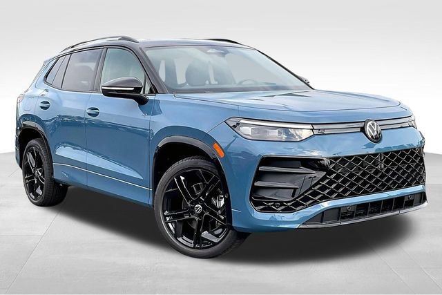 2025 Volkswagen Tiguan SE R-LINE BLACK's photo