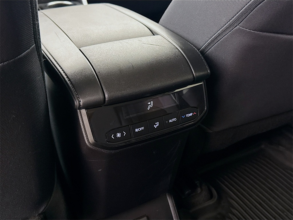 2023 Toyota Highlander L photo 23
