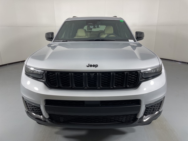 2025 Jeep Grand Cherokee Limited photo 3