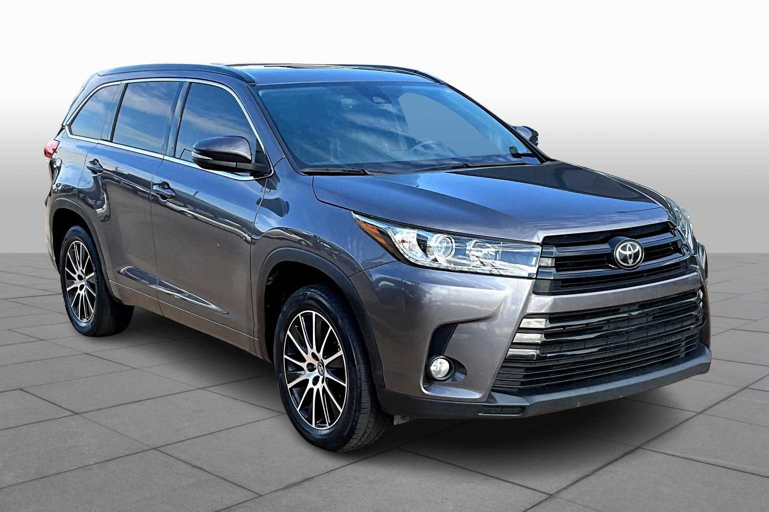 2017 Toyota Highlander SE photo 2