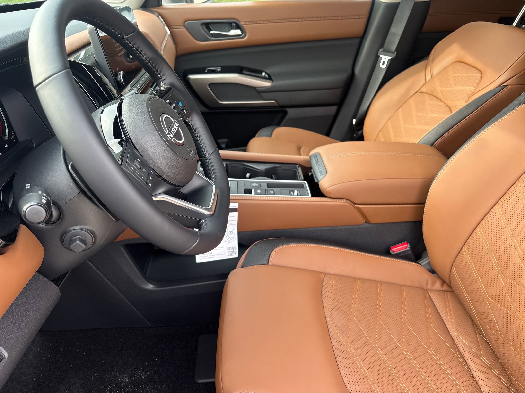2025 Nissan Pathfinder Platinum photo 4