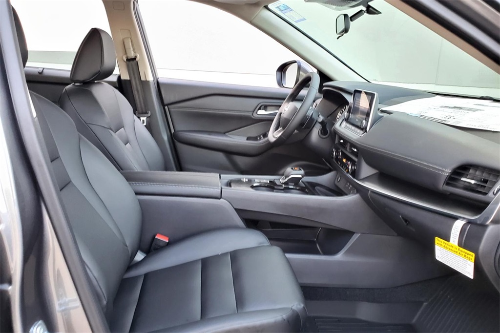 2025 Nissan Rogue SV photo 13