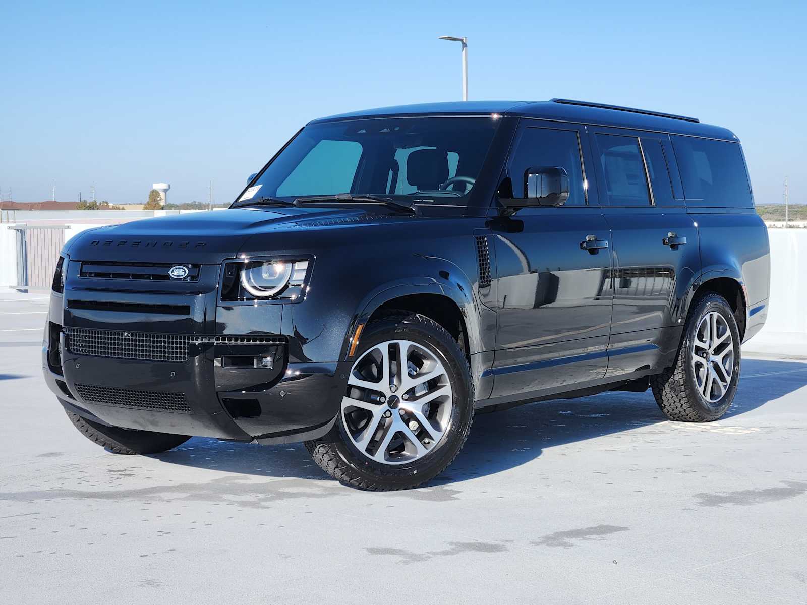 2026 Land Rover Defender X-Dynamic SE's photo