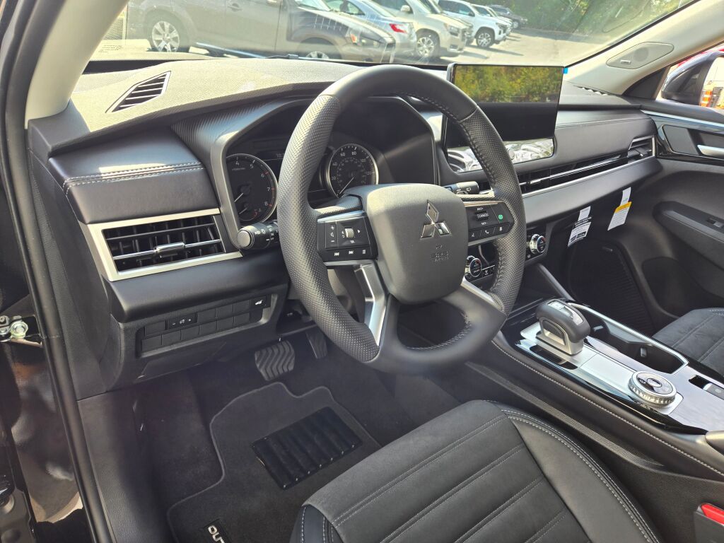 2025 Mitsubishi Outlander SE photo 17