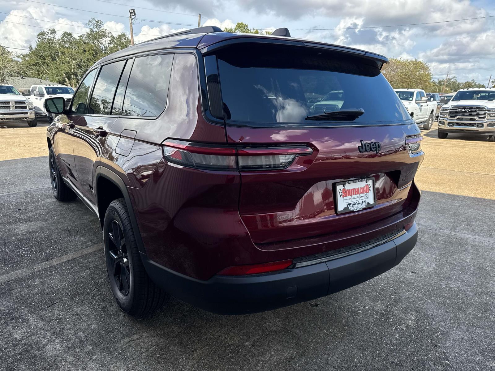 2025 Jeep Grand Cherokee Altitude photo 2