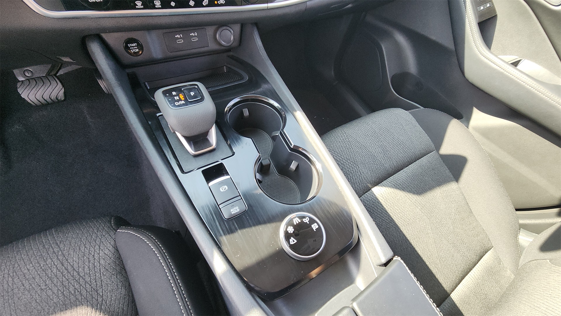 2025 Nissan Rogue SV photo 12