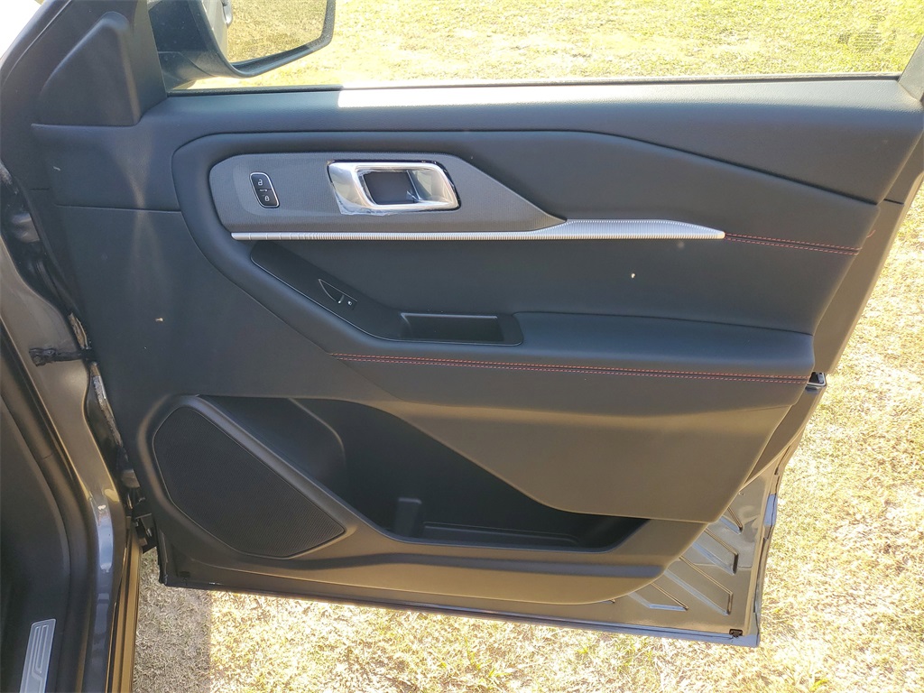 2025 Ford Explorer ST-Line photo 32