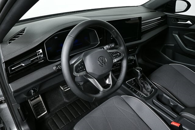 2025 Volkswagen Jetta 1.5T Sport photo 3