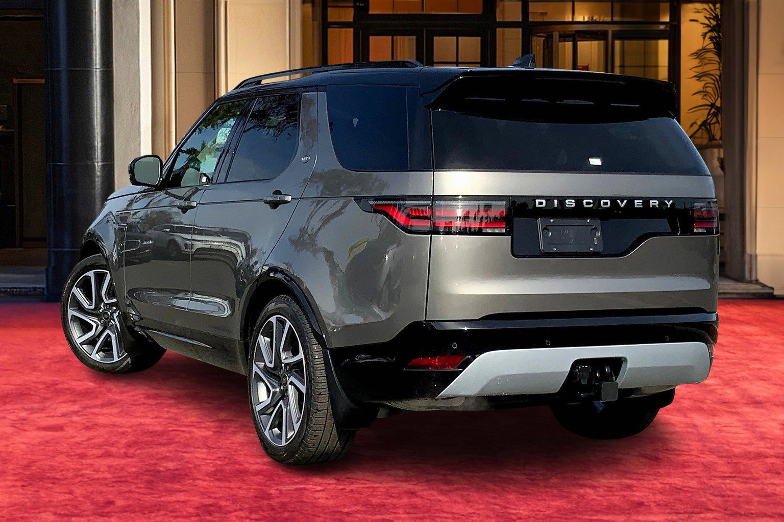 2025 Land Rover Discovery Metropolitan Edition photo 3