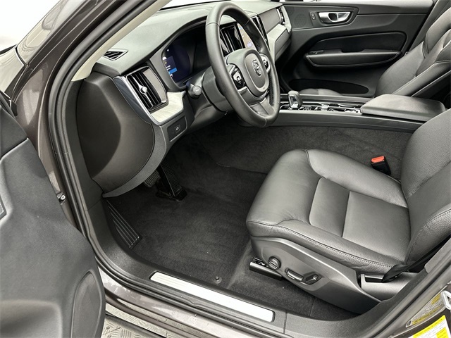 2025 Volvo XC60 B5 Plus photo 3