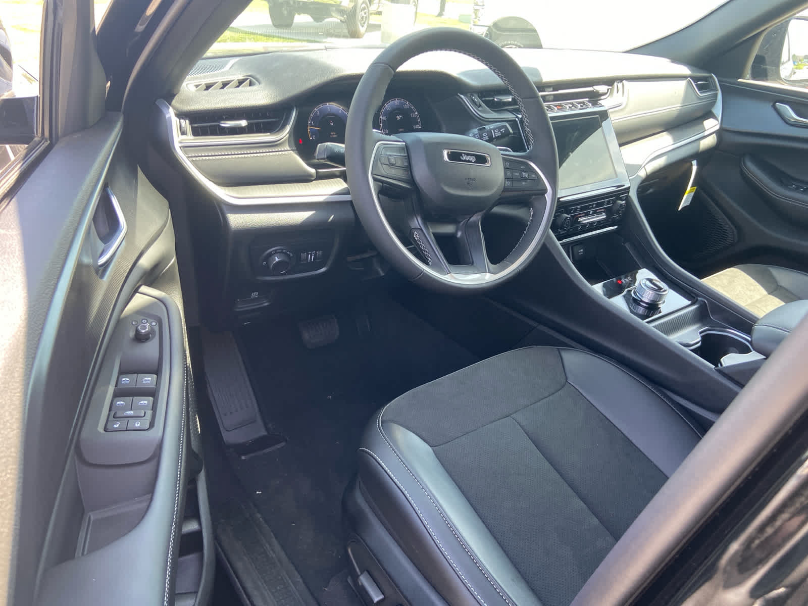 2025 Jeep Grand Cherokee Altitude photo 19