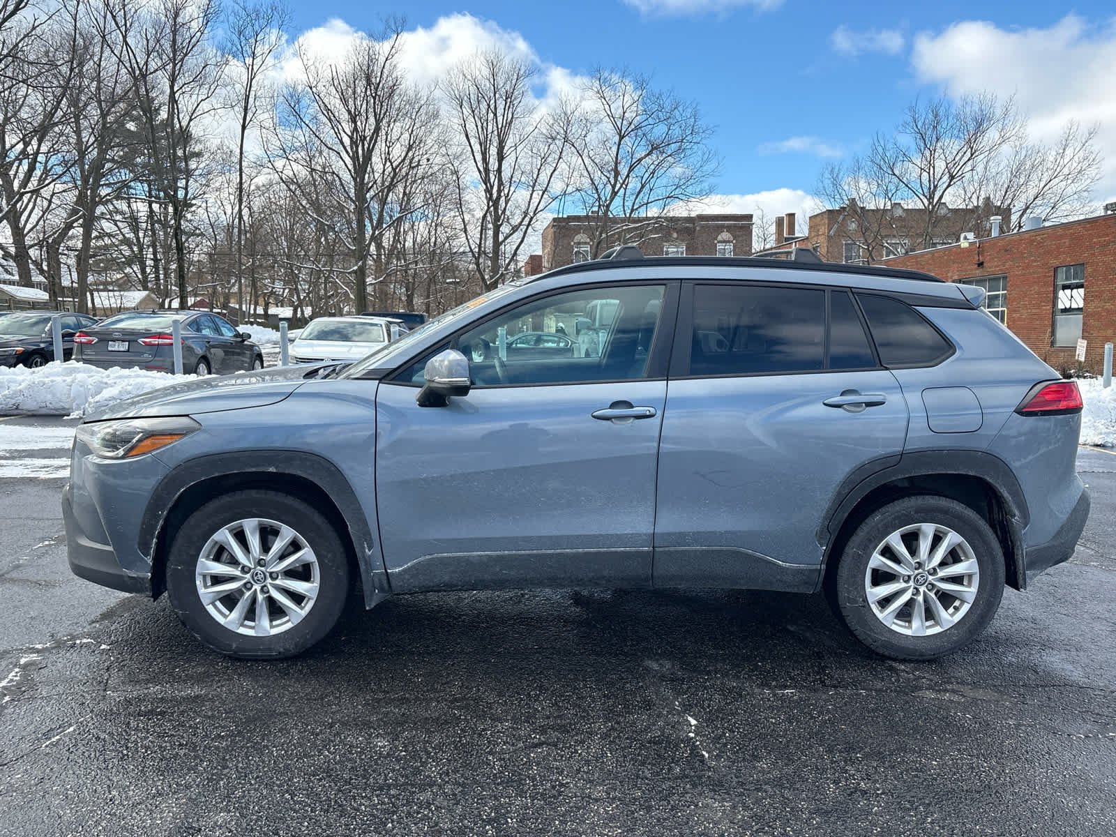 2024 Toyota Corolla Cross LE photo 2