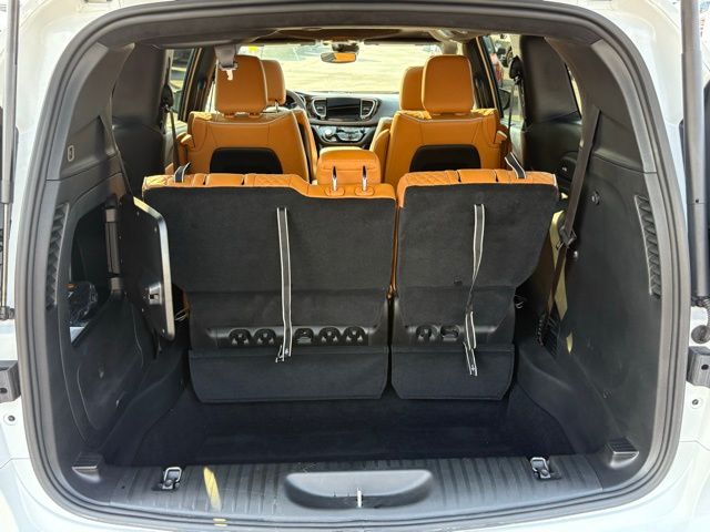 2023 Chrysler Pacifica Hybrid Pinnacle photo 8