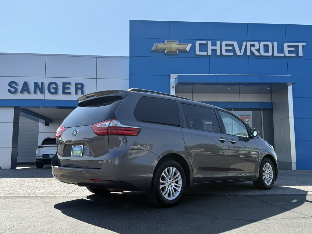 2017 Toyota Sienna Limited XLE Premium photo 4
